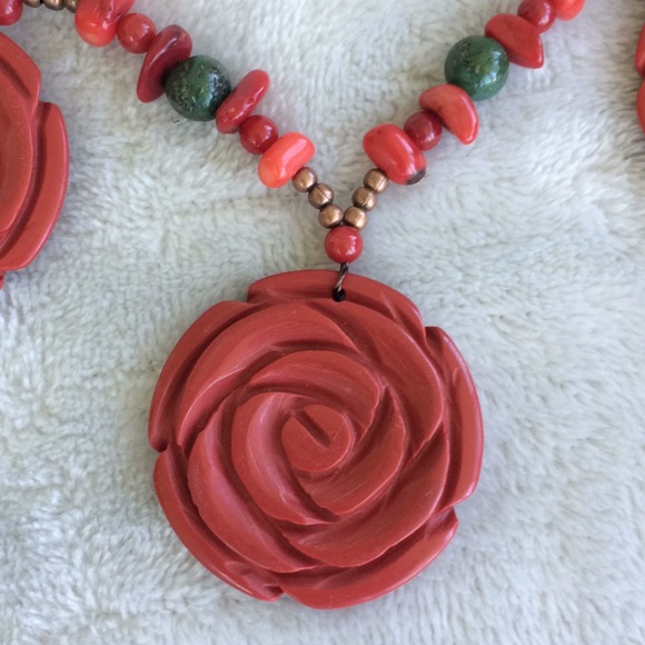 Three Red Roses necklace - Picture 2 of 3